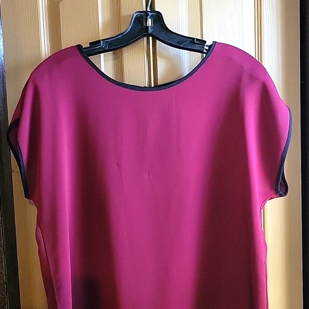 FOREVER 21 WINE COLORED EUC TOP W/ BLACK BORDER